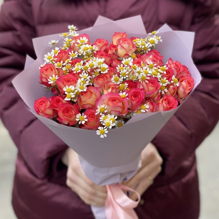 Кустовые розы Саммер Дэнс с ромашками