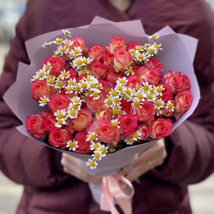 Кустовые розы Саммер Дэнс с ромашками