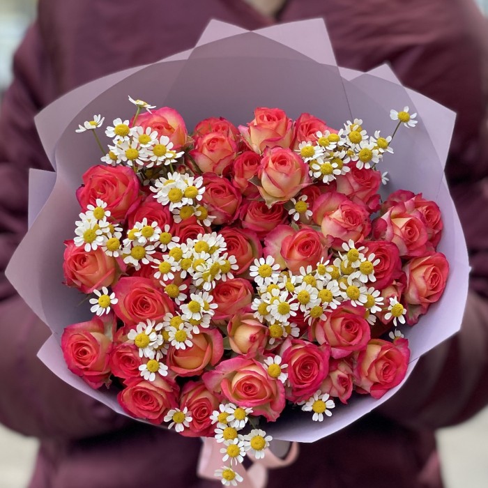 Кустовые розы Саммер Дэнс с ромашками