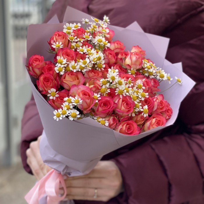 Кустовые розы Саммер Дэнс с ромашками
