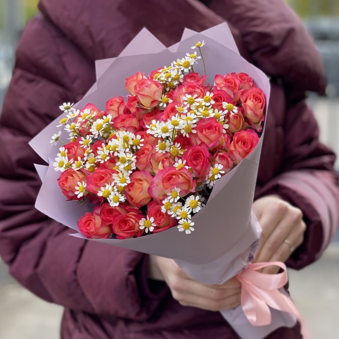 Кустовые розы Саммер Дэнс с ромашками