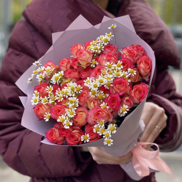 Кустовые розы Саммер Дэнс с ромашками