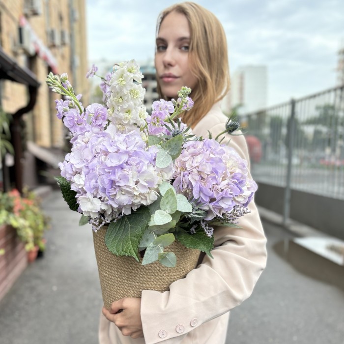 Лавандовая гортензия с маттиолой в кашпо