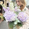Лавандовая гортензия с маттиолой в кашпо