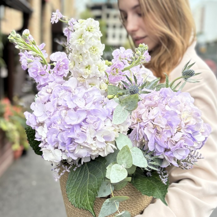 Лавандовая гортензия с маттиолой в кашпо