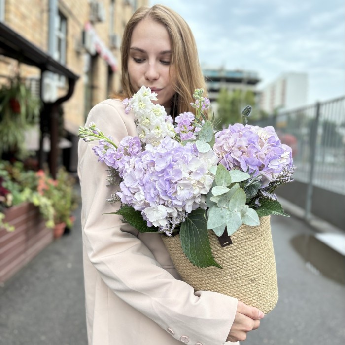 Лавандовая гортензия с маттиолой в кашпо