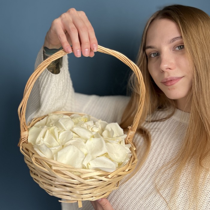 Лепестки в корзине белые 5 л