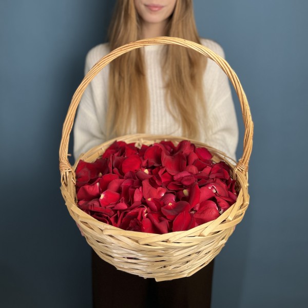 Лепестки в корзине красные 10 л