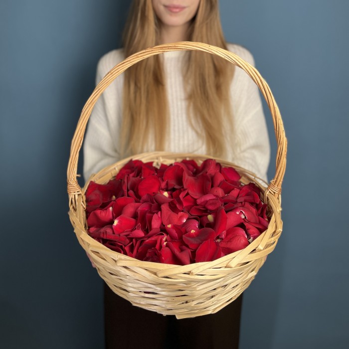Лепестки в корзине красные 10 л