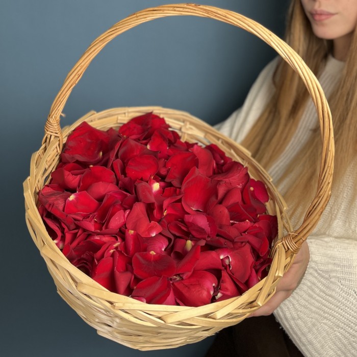 Лепестки в корзине красные 10 л