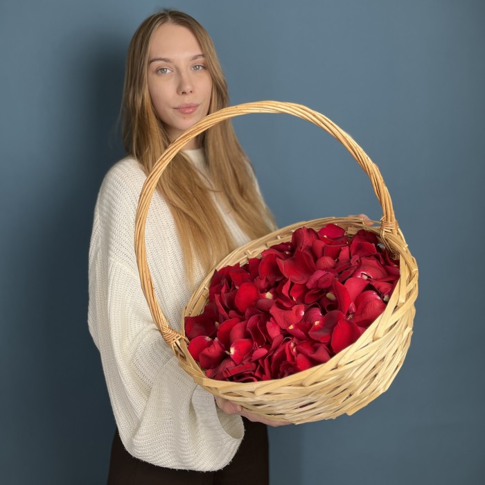 Лепестки в корзине красные 10 л