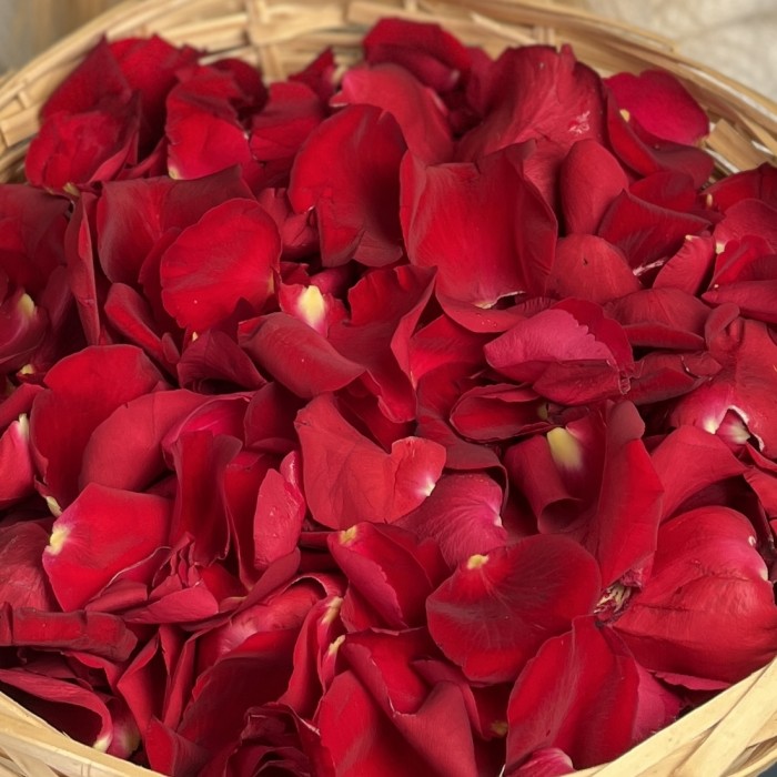 Лепестки в корзине красные 10 л