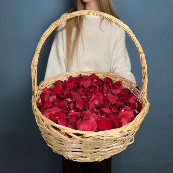 Лепестки в корзине красные 15 л