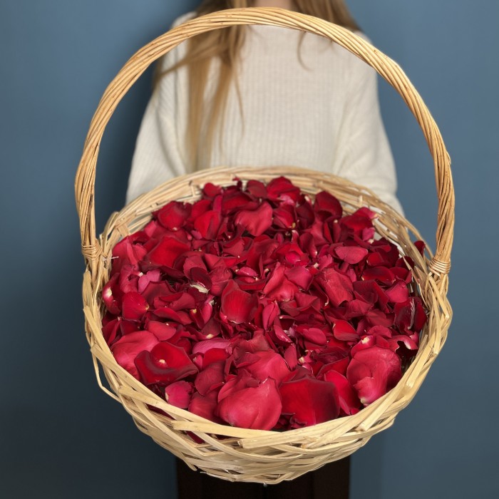 Лепестки в корзине красные 15 л