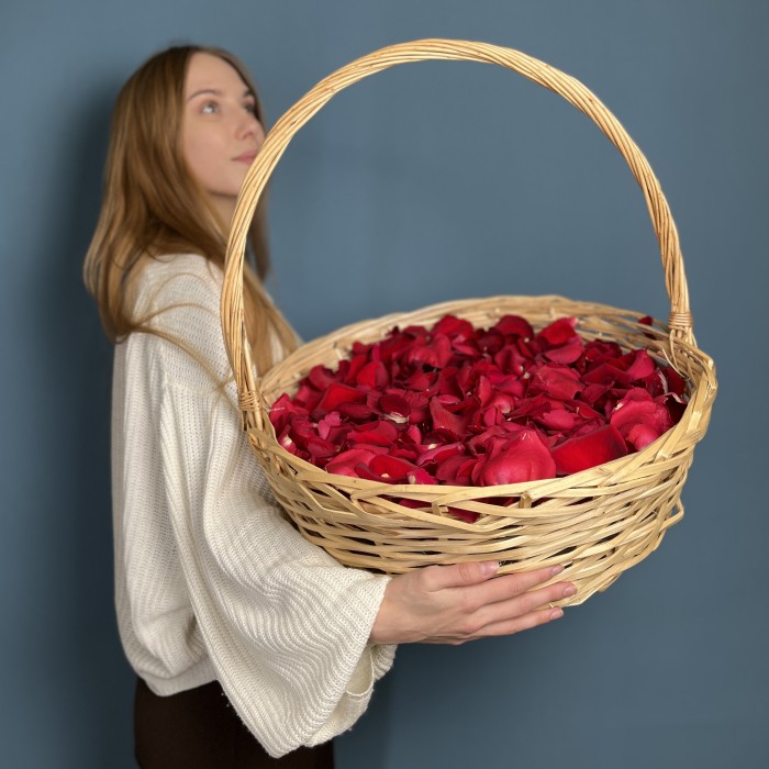 Лепестки в корзине красные 15 л