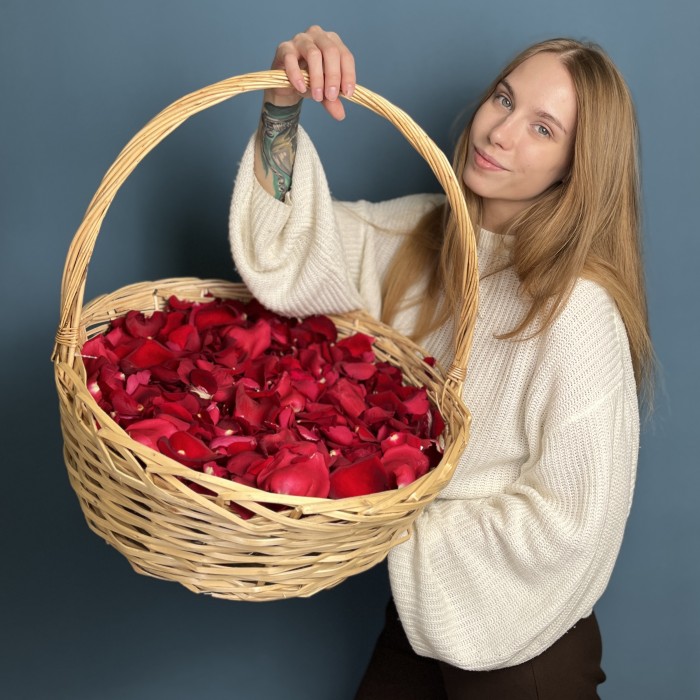 Лепестки в корзине красные 15 л