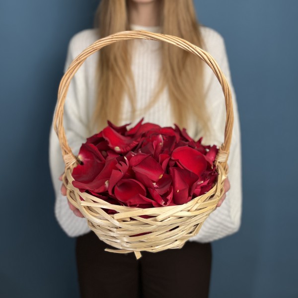 Лепестки в корзине красные 5 л