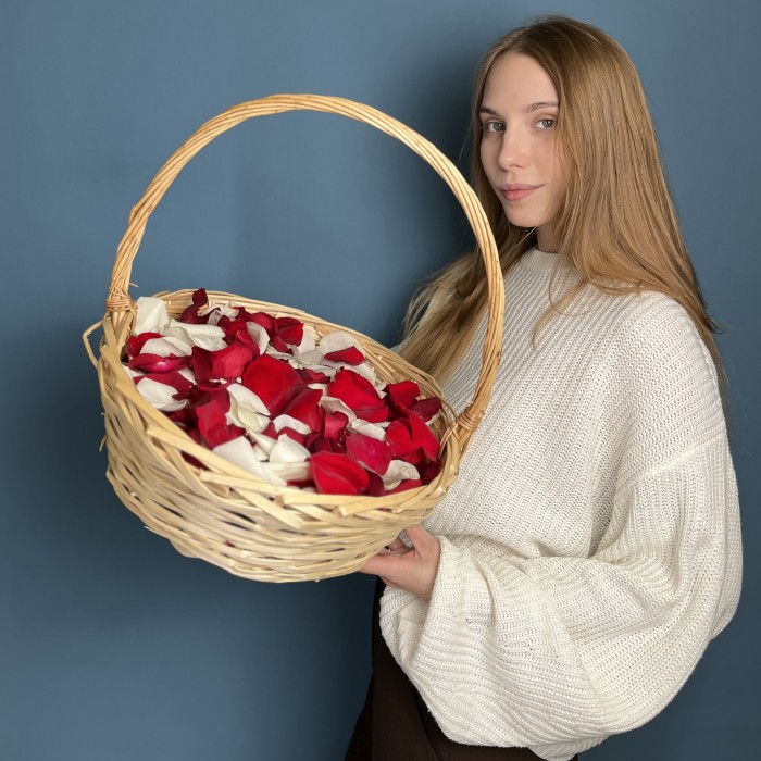 Лепестки в корзине красные и белые 10 л