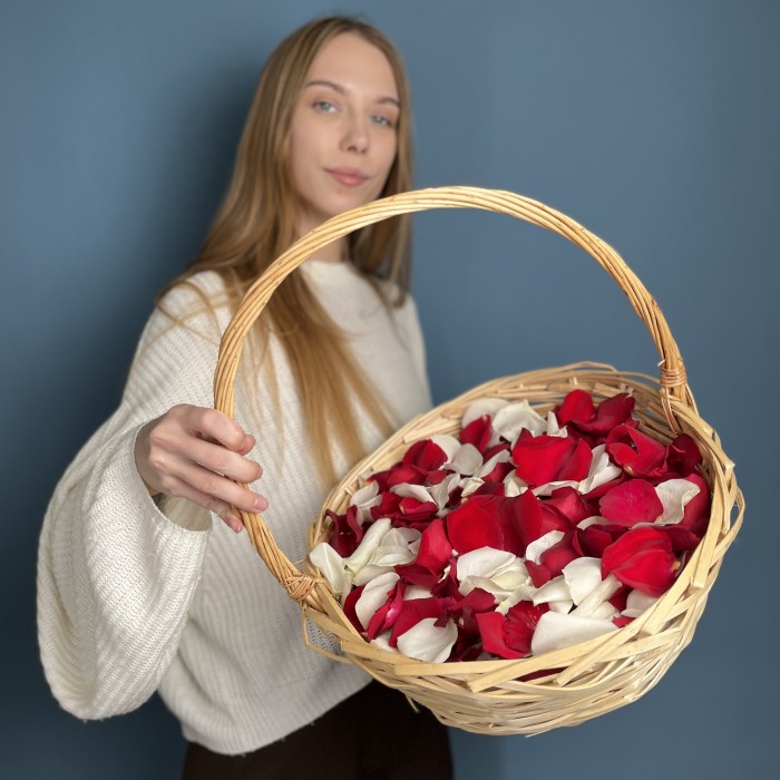 Лепестки в корзине красные и белые 10 л