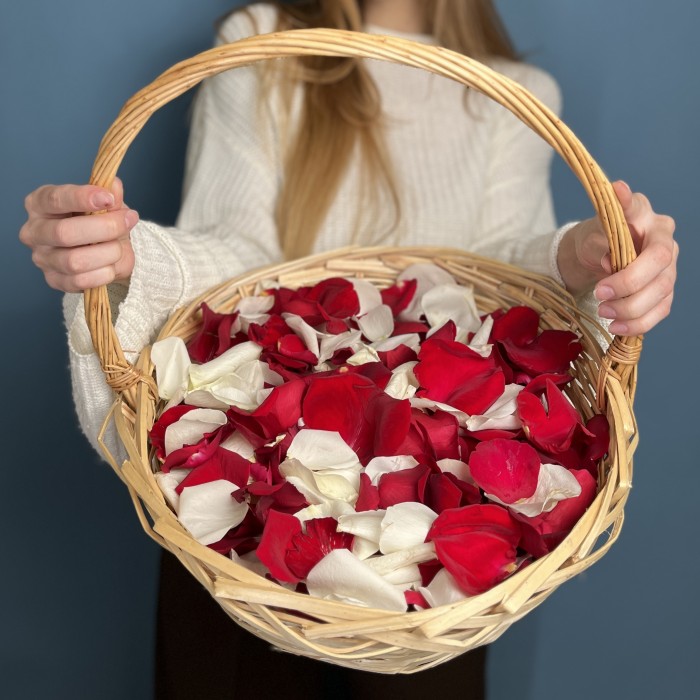 Лепестки в корзине красные и белые 10 л