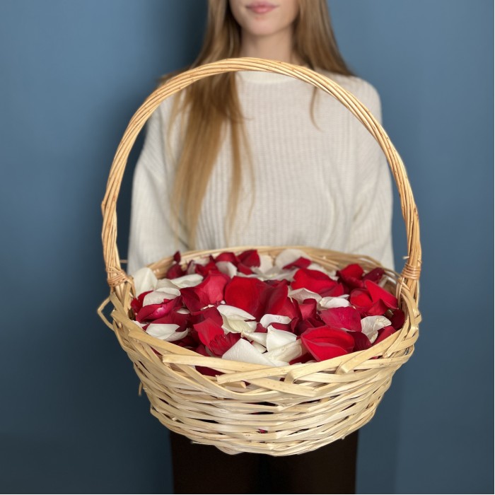 Лепестки в корзине красные и белые 10 л