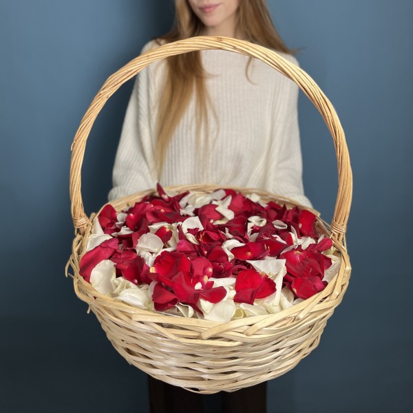 Лепестки в корзине красные и белые 15 л