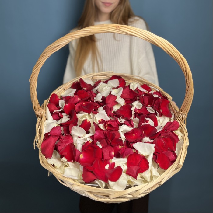 Лепестки в корзине красные и белые 15 л