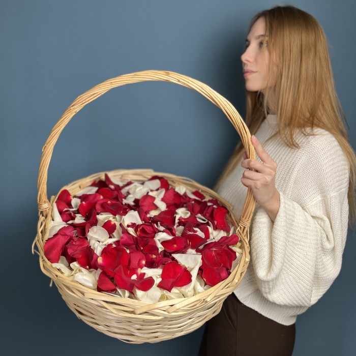 Лепестки в корзине красные и белые 15 л