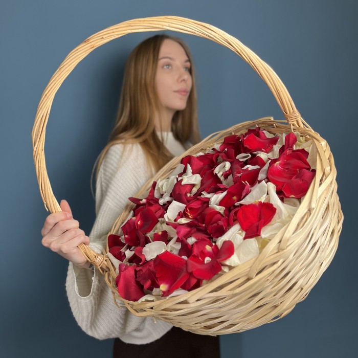 Лепестки в корзине красные и белые 15 л
