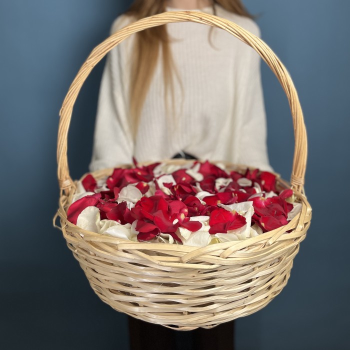 Лепестки в корзине красные и белые 15 л