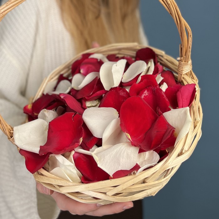 Лепестки в корзине красные и белые 5 л