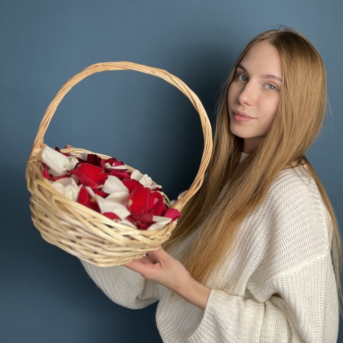 Лепестки в корзине красные и белые 5 л