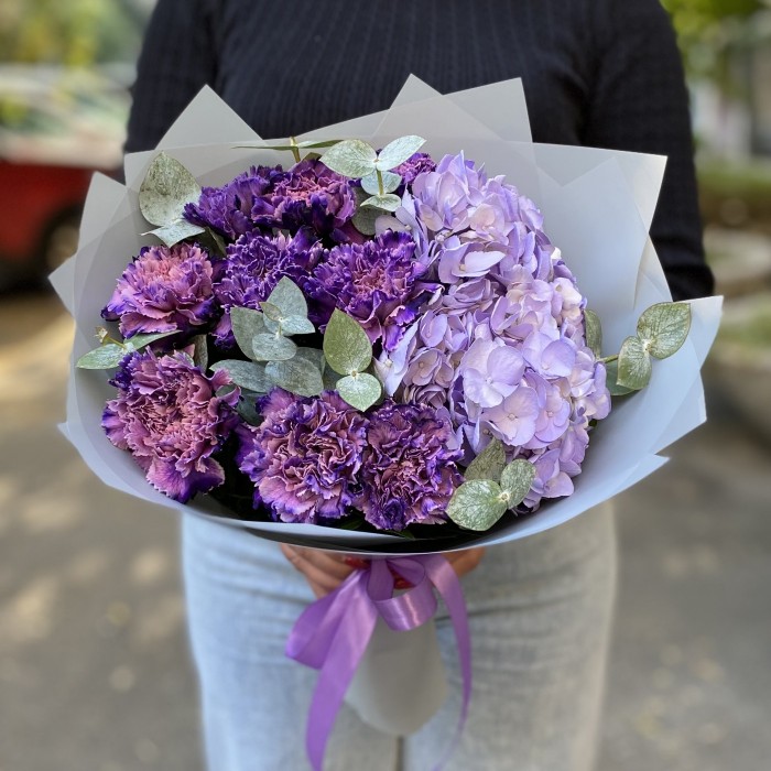 Лиловый букет с гортензией и гвоздикой