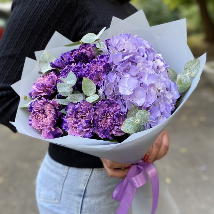 Лиловый букет с гортензией и гвоздикой