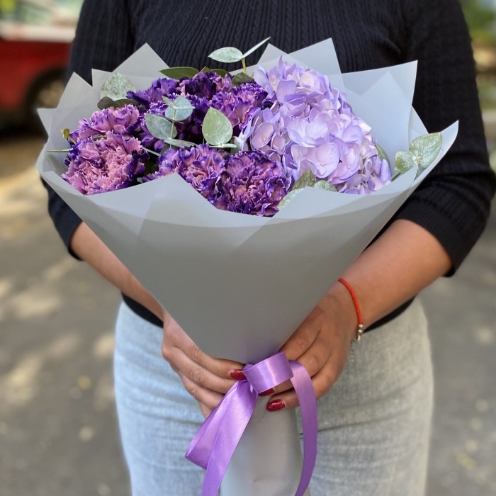 Лиловый букет с гортензией и гвоздикой