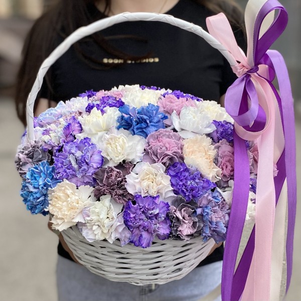 MIX из гвоздик в корзинке