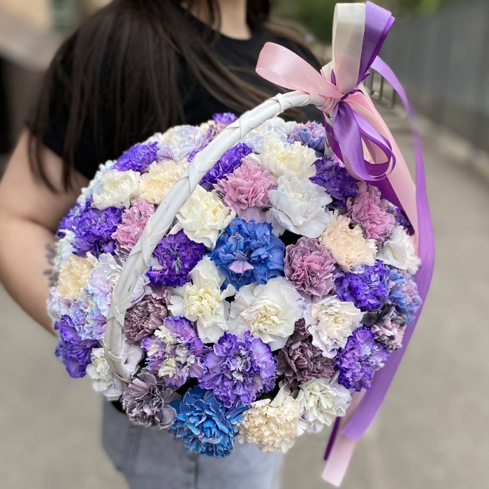 MIX из гвоздик в корзинке