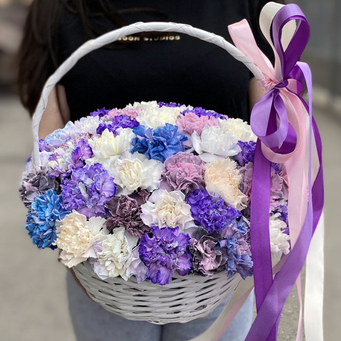 MIX из гвоздик в корзинке