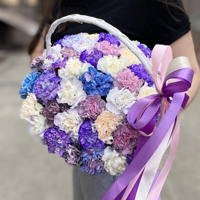 MIX из гвоздик в корзинке