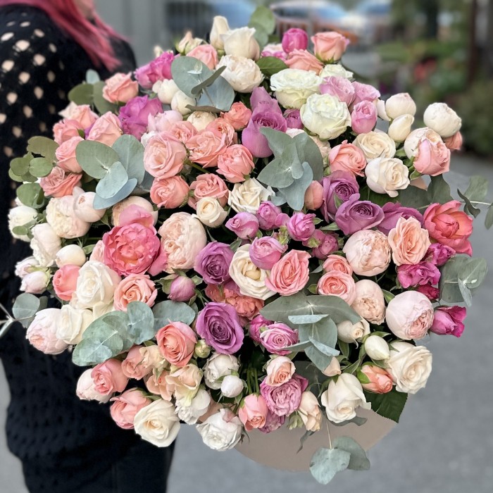 MIX кустовых пионовидных роз в коробке