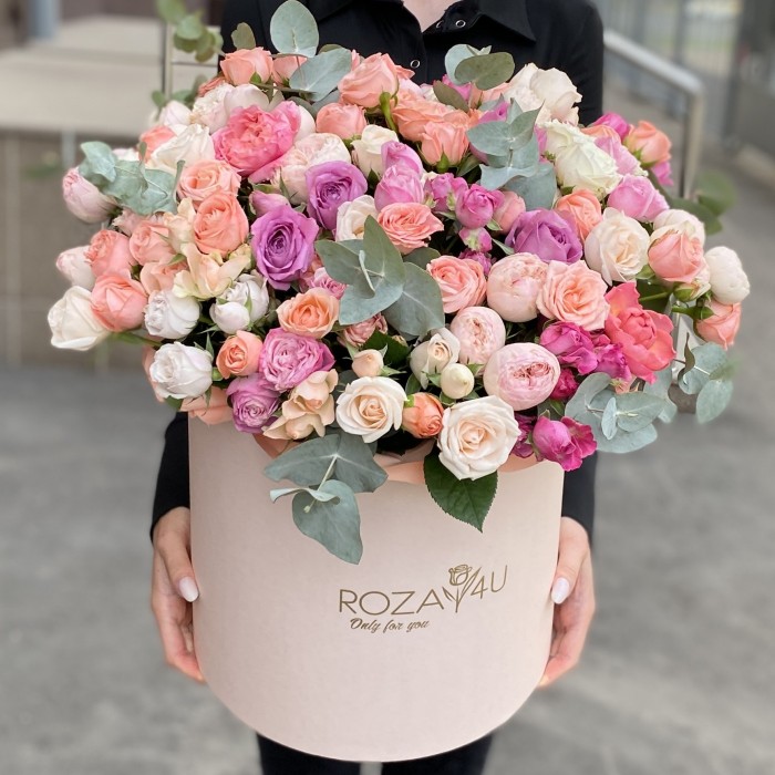 MIX кустовых пионовидных роз в коробке