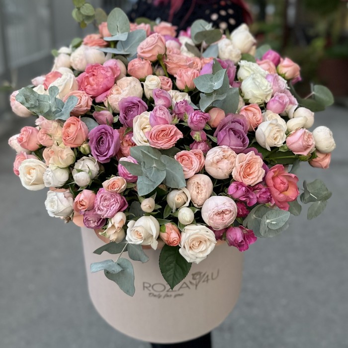 MIX кустовых пионовидных роз в коробке