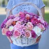 MIX розовых роз с гипсофилой в корзине