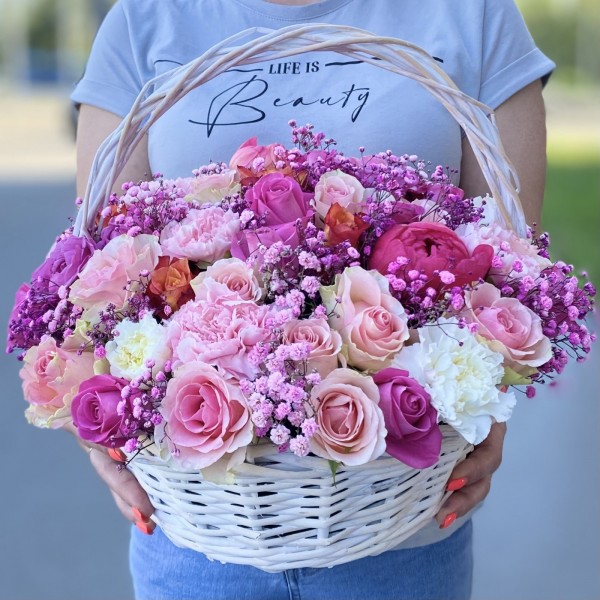 MIX розовых роз с гипсофилой в корзине