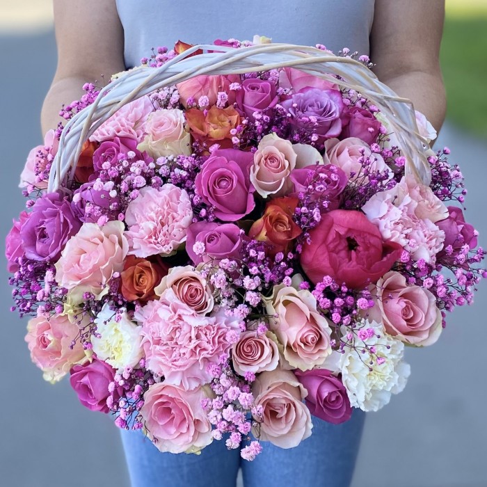 MIX розовых роз с гипсофилой в корзине