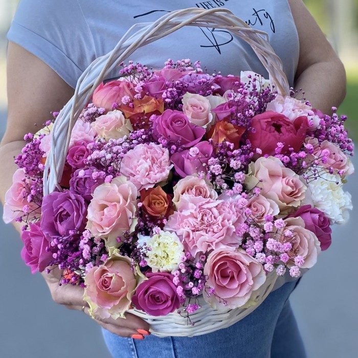 MIX розовых роз с гипсофилой в корзине
