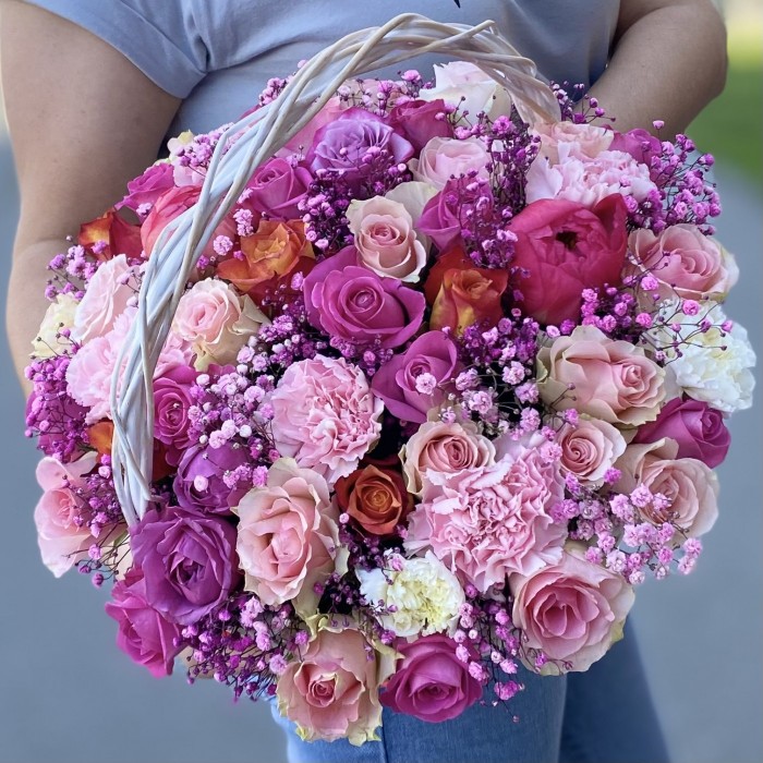 MIX розовых роз с гипсофилой в корзине