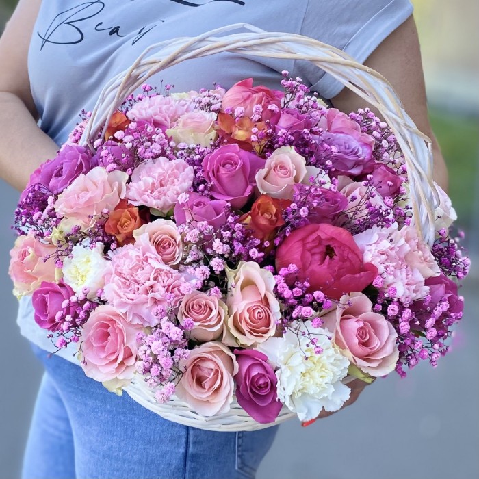 MIX розовых роз с гипсофилой в корзине
