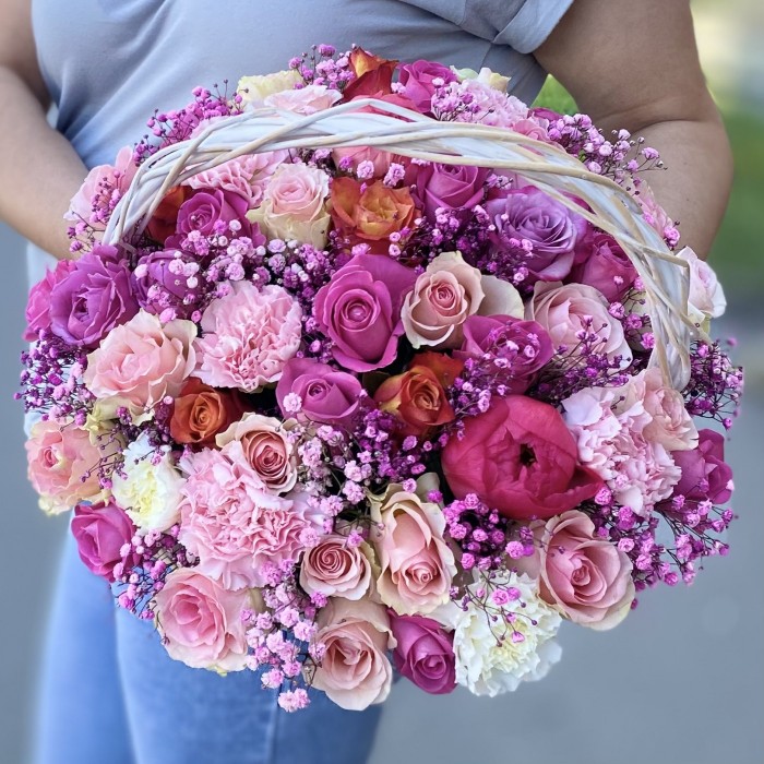 MIX розовых роз с гипсофилой в корзине