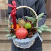 Маленькая Новогодняя подарочная корзина с фруктами